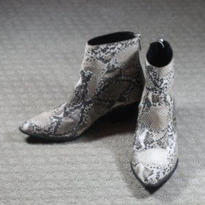 Qupid Size 6.5 Snakeskin Ankle Boots